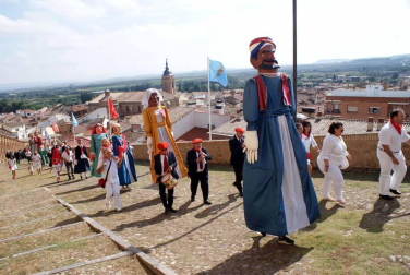 Ofrenda floral a la Virgen del Romero y salida de los gigantes en las fiestas patronales de Cascante