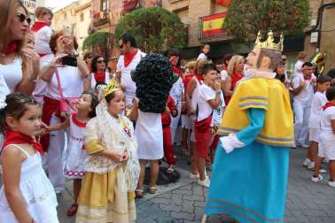 Ofrenda floral y salida de gigantes para celebrar el Día del Niño en las fiestas patronales de Cintruénigo