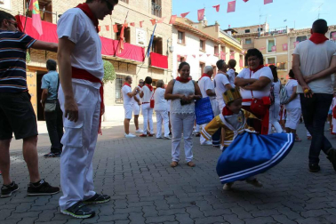 Ofrenda floral y salida de gigantes para celebrar el Día del Niño en las fiestas patronales de Cintruénigo