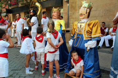 Ofrenda floral y salida de gigantes para celebrar el Día del Niño en las fiestas patronales de Cintruénigo