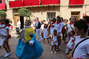 Ofrenda floral y salida de gigantes para celebrar el Día del Niño en las fiestas patronales de Cintruénigo