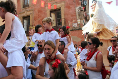 Ofrenda floral y salida de gigantes para celebrar el Día del Niño en las fiestas patronales de Cintruénigo