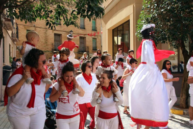 Ofrenda floral y salida de gigantes para celebrar el Día del Niño en las fiestas patronales de Cintruénigo