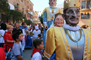 Ofrenda floral y salida de gigantes para celebrar el Día del Niño en las fiestas patronales de Cintruénigo