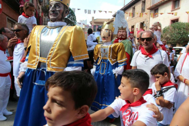 Ofrenda floral y salida de gigantes para celebrar el Día del Niño en las fiestas patronales de Cintruénigo