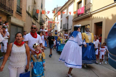 Ofrenda floral y salida de gigantes para celebrar el Día del Niño en las fiestas patronales de Cintruénigo
