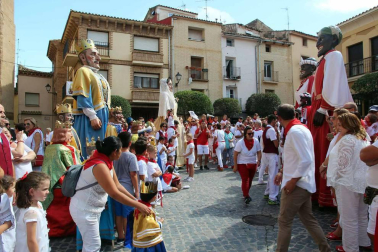 Ofrenda floral y salida de gigantes para celebrar el Día del Niño en las fiestas patronales de Cintruénigo