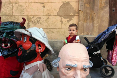 Ofrenda floral y salida de gigantes para celebrar el Día del Niño en las fiestas patronales de Cintruénigo