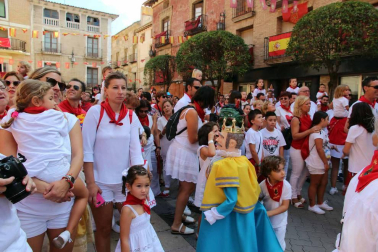 Ofrenda floral y salida de gigantes para celebrar el Día del Niño en las fiestas patronales de Cintruénigo