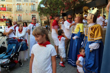 Ofrenda floral y salida de gigantes para celebrar el Día del Niño en las fiestas patronales de Cintruénigo