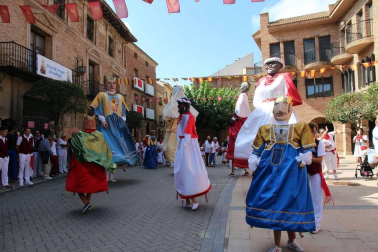 Ofrenda floral y salida de gigantes para celebrar el Día del Niño en las fiestas patronales de Cintruénigo