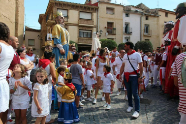 Ofrenda floral y salida de gigantes para celebrar el Día del Niño en las fiestas patronales de Cintruénigo