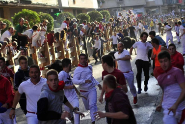 Despedida de gigantes, misa y encierro para poner fin a las fiestas patronales de Peralta