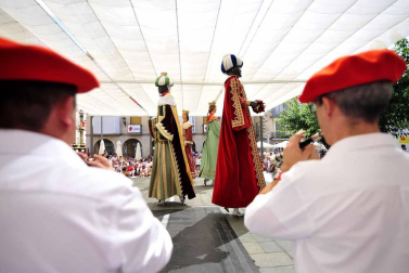 Despedida de gigantes, misa y encierro para poner fin a las fiestas patronales de Peralta