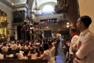 Despedida de gigantes, misa y encierro para poner fin a las fiestas patronales de Peralta