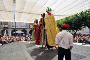 Despedida de gigantes, misa y encierro para poner fin a las fiestas patronales de Peralta