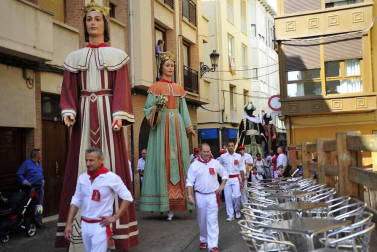 Despedida de gigantes, misa y encierro para poner fin a las fiestas patronales de Peralta