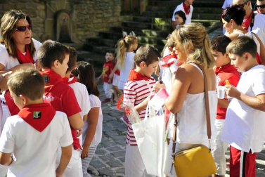 La localidad celebró el día de los más pequeños con un cohete desde el balcón del ayuntamiento e hinchables