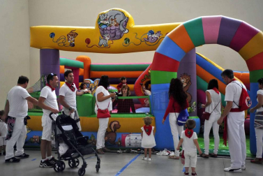 La localidad celebró el día de los más pequeños con un cohete desde el balcón del ayuntamiento e hinchables