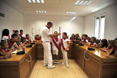 La localidad celebró el día de los más pequeños con un cohete desde el balcón del ayuntamiento e hinchables