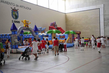 La localidad celebró el día de los más pequeños con un cohete desde el balcón del ayuntamiento e hinchables