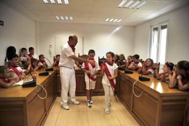 La localidad celebró el día de los más pequeños con un cohete desde el balcón del ayuntamiento e hinchables