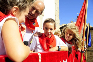 La localidad celebró el día de los más pequeños con un cohete desde el balcón del ayuntamiento e hinchables