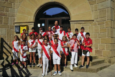 La localidad celebró el día de los más pequeños con un cohete desde el balcón del ayuntamiento e hinchables