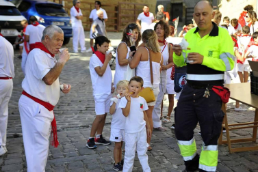 La localidad celebró el día de los más pequeños con un cohete desde el balcón del ayuntamiento e hinchables