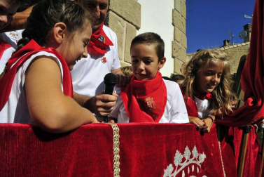 La localidad celebró el día de los más pequeños con un cohete desde el balcón del ayuntamiento e hinchables