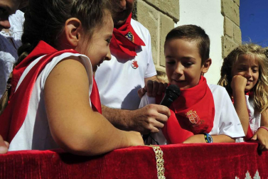 La localidad celebró el día de los más pequeños con un cohete desde el balcón del ayuntamiento e hinchables