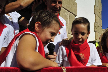 La localidad celebró el día de los más pequeños con un cohete desde el balcón del ayuntamiento e hinchables