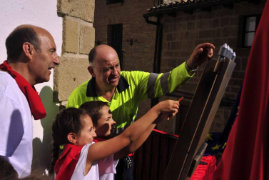 La localidad celebró el día de los más pequeños con un cohete desde el balcón del ayuntamiento e hinchables