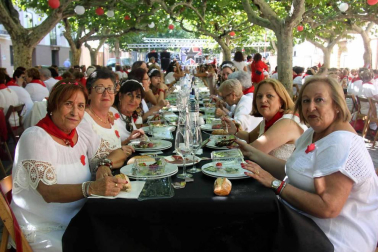 Las mujeres celebraron su día en las fiestas patronales con diversos actos como una comida popular y un pasacalles con charanga