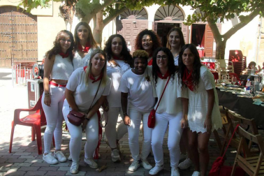 Las mujeres celebraron su día en las fiestas patronales con diversos actos como una comida popular y un pasacalles con charanga