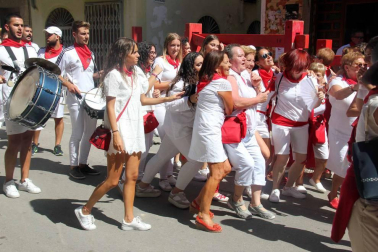 Las mujeres celebraron su día en las fiestas patronales con diversos actos como una comida popular y un pasacalles con charanga