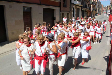 Las mujeres celebraron su día en las fiestas patronales con diversos actos como una comida popular y un pasacalles con charanga