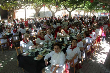 Las mujeres celebraron su día en las fiestas patronales con diversos actos como una comida popular y un pasacalles con charanga