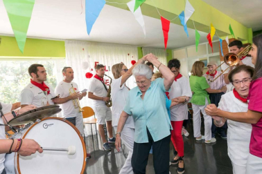 La charanga La Unión visitó la residencia de ancianos de Cintruénigo