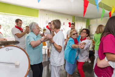 La charanga La Unión visitó la residencia de ancianos de Cintruénigo