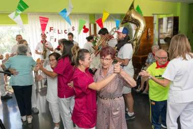 La charanga La Unión visitó la residencia de ancianos de Cintruénigo