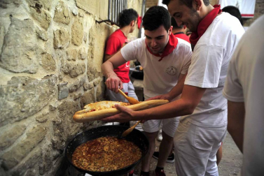 Imágenes de las meriendas de las cuadrillas de Artajona