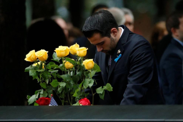 La Gran Manzana recordó el 11-S con una emotiva ceremonia en la que familiares de los fallecidos leyeron los nombres de las casi 3.000 personas que perdieron la vida en los ataques de aquel día.