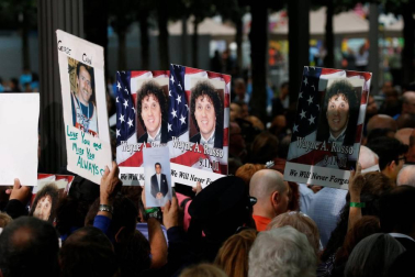 La Gran Manzana recordó el 11-S con una emotiva ceremonia en la que familiares de los fallecidos leyeron los nombres de las casi 3.000 personas que perdieron la vida en los ataques de aquel día.