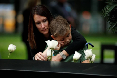 La Gran Manzana recordó el 11-S con una emotiva ceremonia en la que familiares de los fallecidos leyeron los nombres de las casi 3.000 personas que perdieron la vida en los ataques de aquel día.