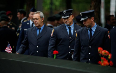 La Gran Manzana recordó el 11-S con una emotiva ceremonia en la que familiares de los fallecidos leyeron los nombres de las casi 3.000 personas que perdieron la vida en los ataques de aquel día.