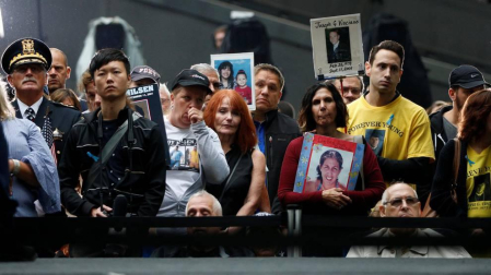 La Gran Manzana recordó el 11-S con una emotiva ceremonia en la que familiares de los fallecidos leyeron los nombres de las casi 3.000 personas que perdieron la vida en los ataques de aquel día.