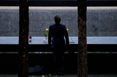 La Gran Manzana recordó el 11-S con una emotiva ceremonia en la que familiares de los fallecidos leyeron los nombres de las casi 3.000 personas que perdieron la vida en los ataques de aquel día.