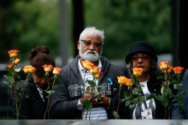 La Gran Manzana recordó el 11-S con una emotiva ceremonia en la que familiares de los fallecidos leyeron los nombres de las casi 3.000 personas que perdieron la vida en los ataques de aquel día.