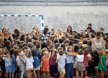 La reina Letizia ha presidido este miércoles en Oviedo el acto de apertura del curso escolar 2018-2019 en toda España, acto que ha tenido lugar en el colegio Baudilio Arce y en el Instituto doctor Fleming de Oviedo, centros públicos que se hallan próximos al de La Gesta, en el que ella estudió de pequeña.